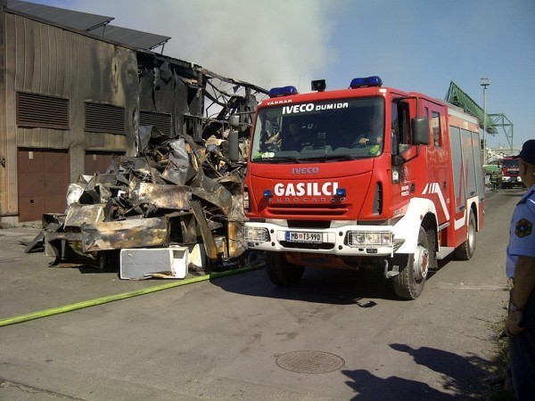 velik_pozar_v_gorenje_surovini11.jpg